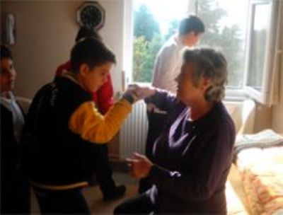 Balkan Öğrencileri Çanta Huzurevinde