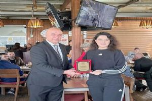 Şehit Emre Sarıtaş Anadolu İmam Hatip Lisesi öğretmenine Başarı Plaketi