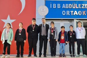 İBB Abdülezel Paşa Ortaokulu’nda başarılı öğrencilere ödül