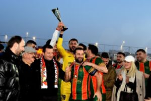 Selimpaşaspor kupasını Bora Balcıoğlu verdi