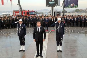 Silivri’de 10 Kasım Atatürk’ü Anma Günü’nde çelenkler anıta sunuldu