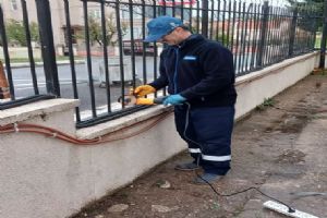 Silivri Necip Sarıbekir Lisesi'nin Okulun kırılan demir korkuluklarını öğretmen tamir etti