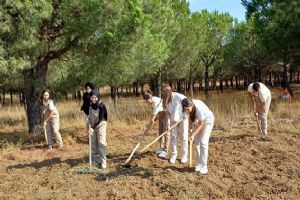 Silivri Tarım Lisesi öğrencileri toprak için sahaya indi Silivri Tarım Lisesi öğrencileri toprak için sahaya indi