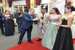 Silivri eski Belediye Başkanı Işıklar, Gülfidan ve Gümüşpınar Çiftinin nişan yüzüklerini taktı