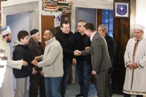 link Silivri Belediye Başkanı Balcıoğlu bayram namazını oğlu Sarp ile kıldı