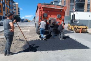 Silivri’nin farklı noktalarında yol ve altyapı mesaisi