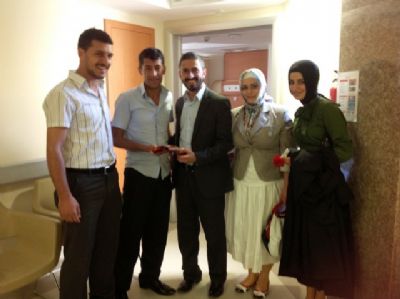 Ak gençlik, babalar günü'nü hastanede kutladı Ak gençlik, babalar günü'nü hastanede kutladı