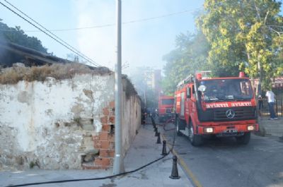 Sahilde çıkan yangın korkuttu Sahilde çıkan yangın korkuttu
