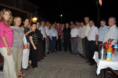 CHP’li vekillerden muhtarlara iftar CHP’li vekillerden muhtarlara iftar