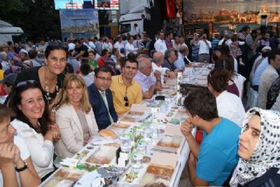 Ak Silivri, komşuda iftar sofrası kurdu Ak Silivri, komşuda iftar sofrası kurdu