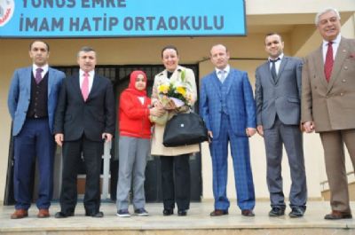 Yunus Emre’ye açılış yerine ziyaret