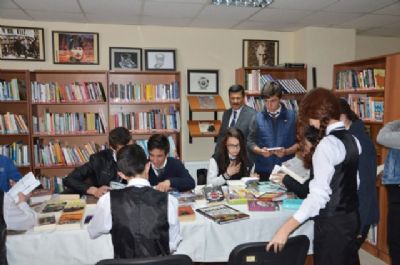 Otelcilik ve Turizm öğrencileri kütüphanede