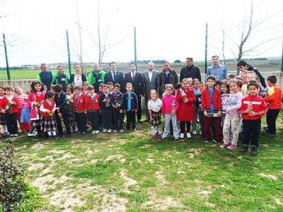 40 Fıstık çamı toprakla  buluştu