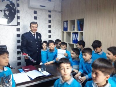 Gazi öğrencileri Polislerin gününü kutladı
