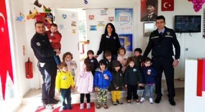 Polis veliler miniklerle bir araya geldi