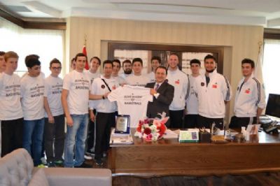‘Dev Adamlar’dan Işıklar’a ziyaret