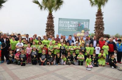 Sokak tenisi sahile renk kattı