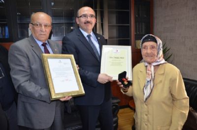 Bağışçı Melahat Düvenci ödüllendirildi