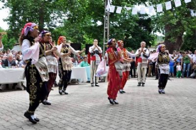 Kiraz Festivaline renk kattılar