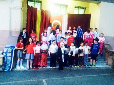 Öğretmenlerinin yazdığı oyunu sahnelediler