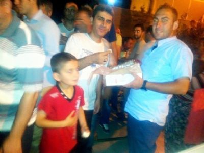 AK Gençler lokum dağıttı