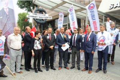 ABD büyükelçiliğine siyah çelenkli protesto