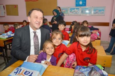 Miniklere eğitim setleri belediyeden