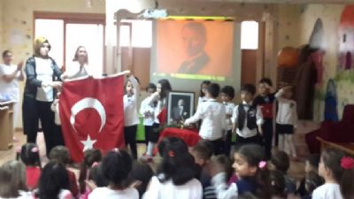 Erguvan minikleri Ata’yı şiirlerle andı