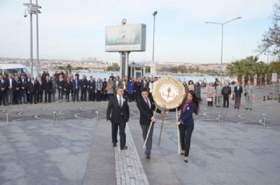 Öğretmenler adına  anıta çelenk sunuldu