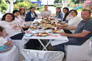 Berrak ailesi Anneler Günü’nü kutladı