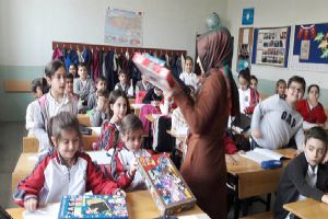 Veliden öğrencilere  eğitici hediye