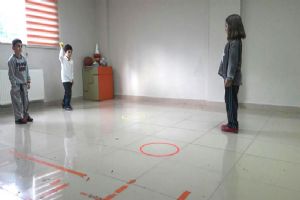 Çizgi öğrencileri HEMSBALL oynuyor