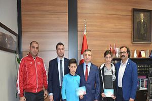 Spor başarısına İlçe Müdüründen ödül