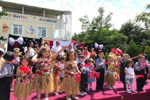Bir demek çiçektir onlar sevgiyle büyürler