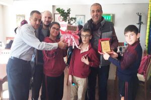 Topçu’ya özel öğrencilerden teşekkür plaketi