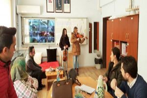 Öğretmenlerine keman dinletisi sundular