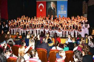 Bale ve Halk Oyunları kursiyerleri göz doldurdu