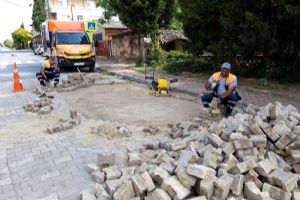 Çeltik’te parke  taşı onarımı