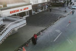Kaldırım  yenileniyor