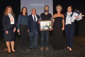 Veda değil merhaba; ayakta alkışlandı