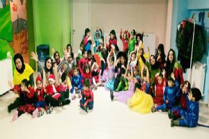 Kids Anaokulunda geleneksel Kostüm Partisi