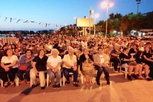 Sahilde açık hava sinema keyfi
