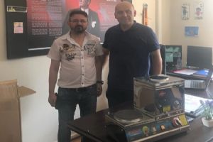 Gazitepe muhtarından okula hediye