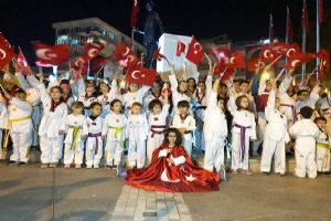 Yürüyüşe renk kattılar