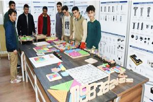 Mesan Plastik’ten liselere aksesuar panoları