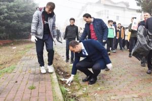 Başkan, öğrencilerle çevre temizliği yaptı