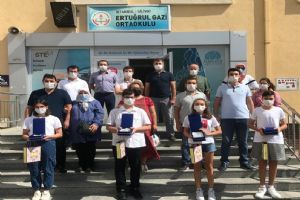 Ertuğrul Gazi Ortaokulu öğrencilerinin LGS başarısını ödüllendirdi