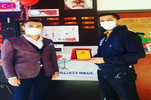 Ortaköy Ortaokulundan velisi Serkan Kurt’a teşekkür plaketi