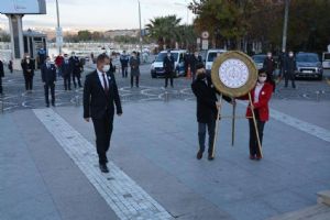 İlçe MEM çelengi Atatürk Anıtı’na sunuldu