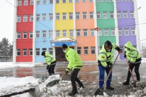 Okul bahçeleri öğrenciler için temizlendi